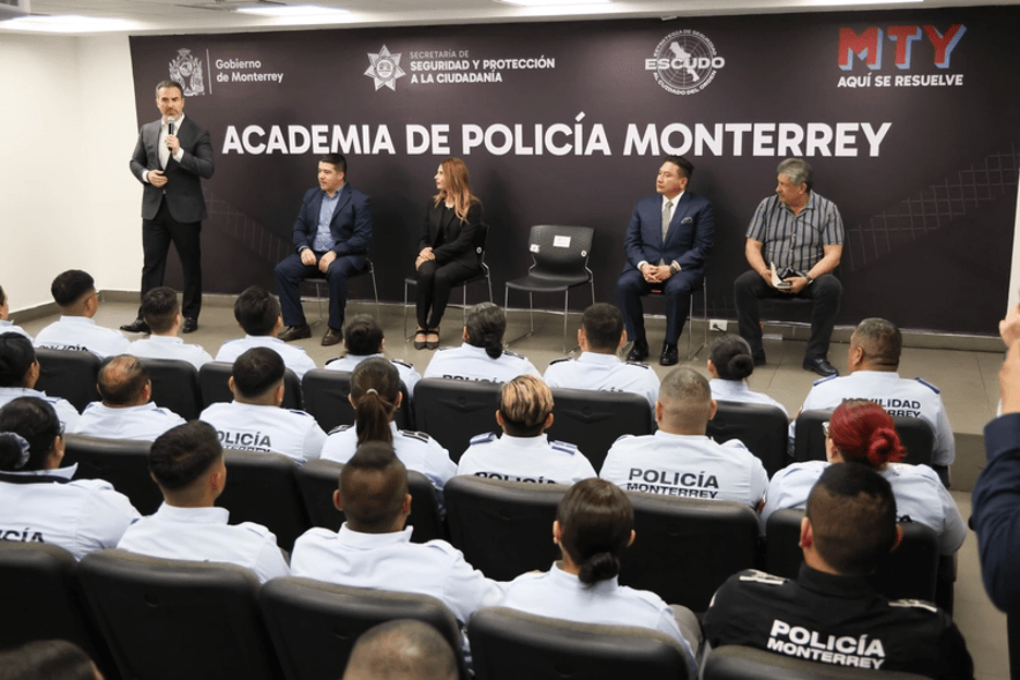 ENTREGA ADRIÁN DE LA GARZA CONSTANCIAS A POLICÍAS&nbsp;CAPACITADOS