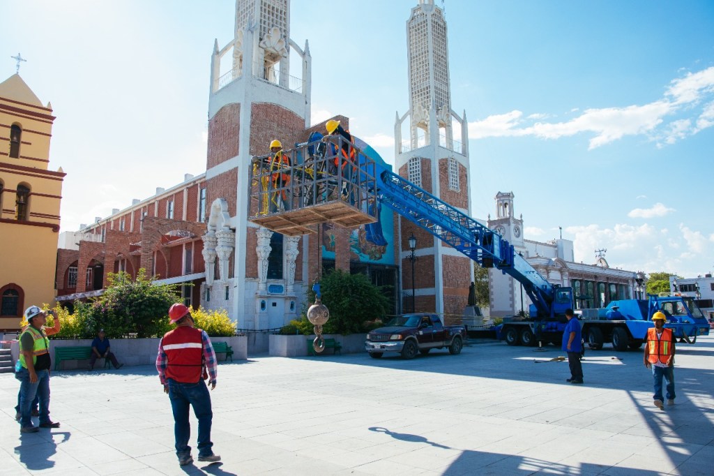GOBIERNO DE GUADALUPE APOYA RETIRO DE CRUZ DAÑADA EN&nbsp;PARROQUIA