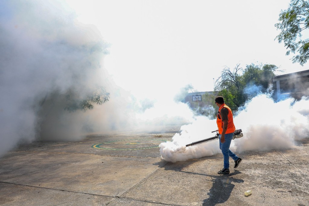 Apoya Guadalupe con labores de fumigación y deshierbe en&nbsp;escuelas
