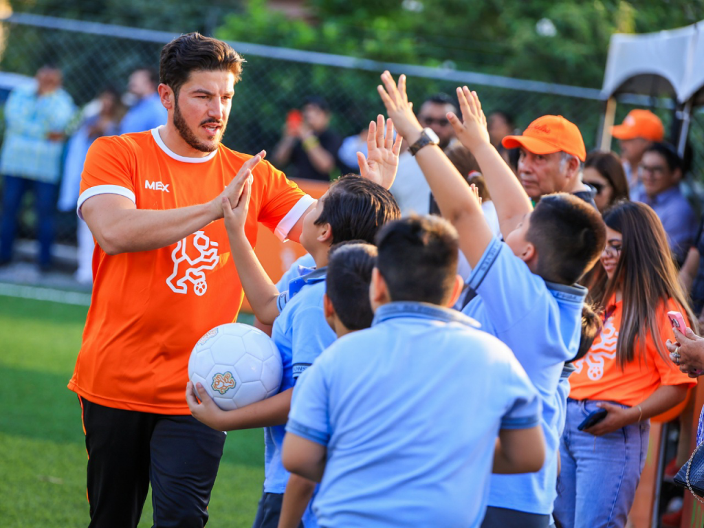 Lleva Samuel García útiles escolares; realizan ‘cascarita’ en San Nicolás de los&nbsp;Garza