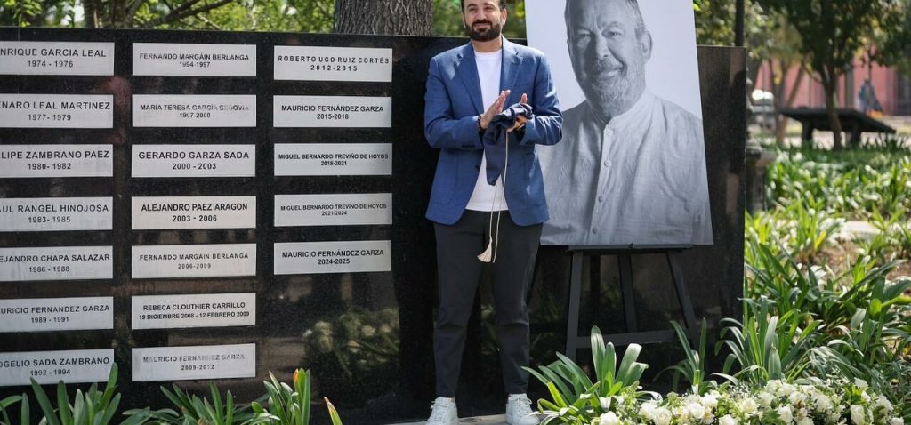 Devela San Pedro placa de Mauricio Fernández Garza en el monumento de Presidentes&nbsp;Municipales